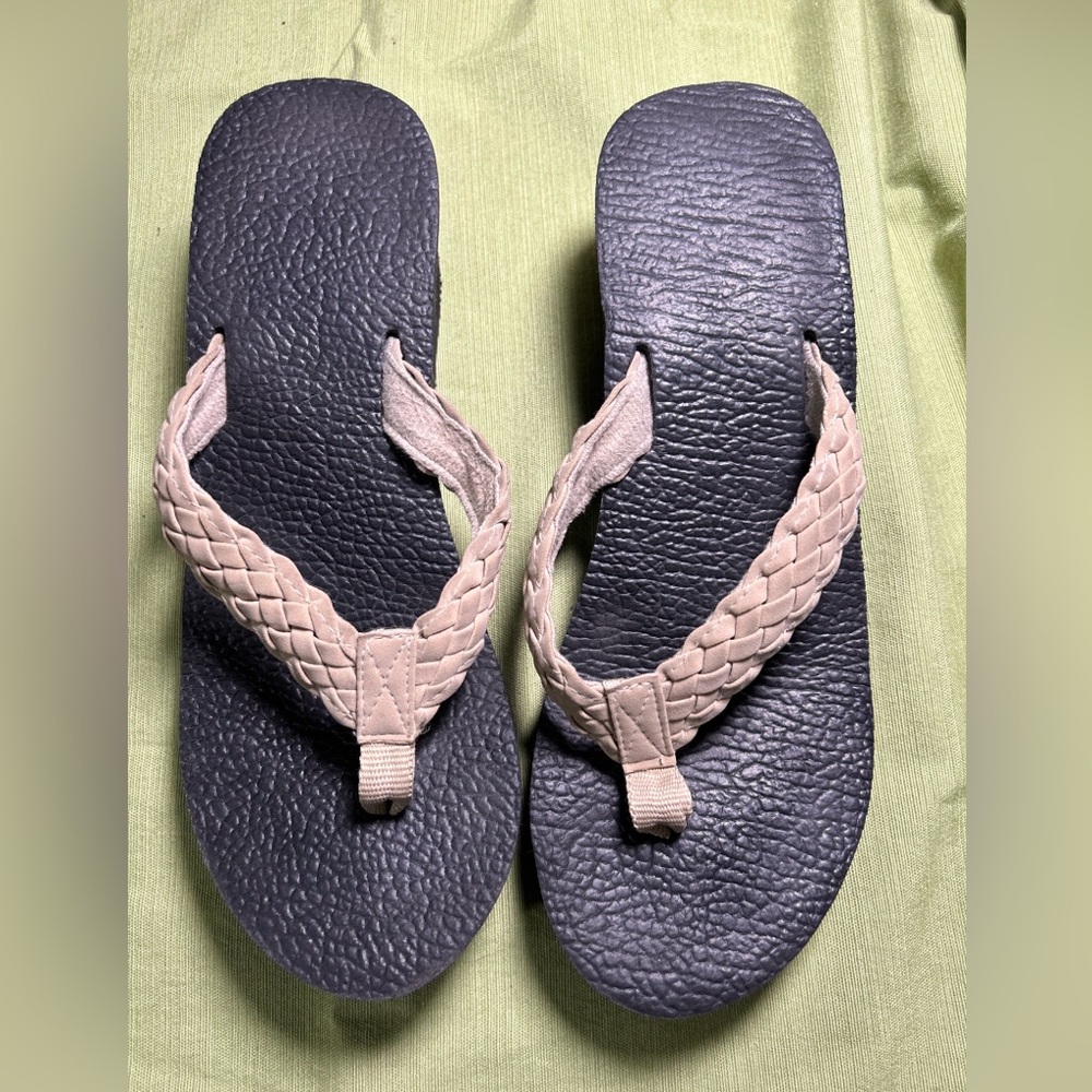 Tan Braided strap flip flop sandals - size 10